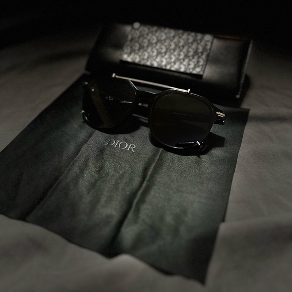 I have a pair of Christian Dior black suit sunglasses who is the original case - Picture 3 of 4